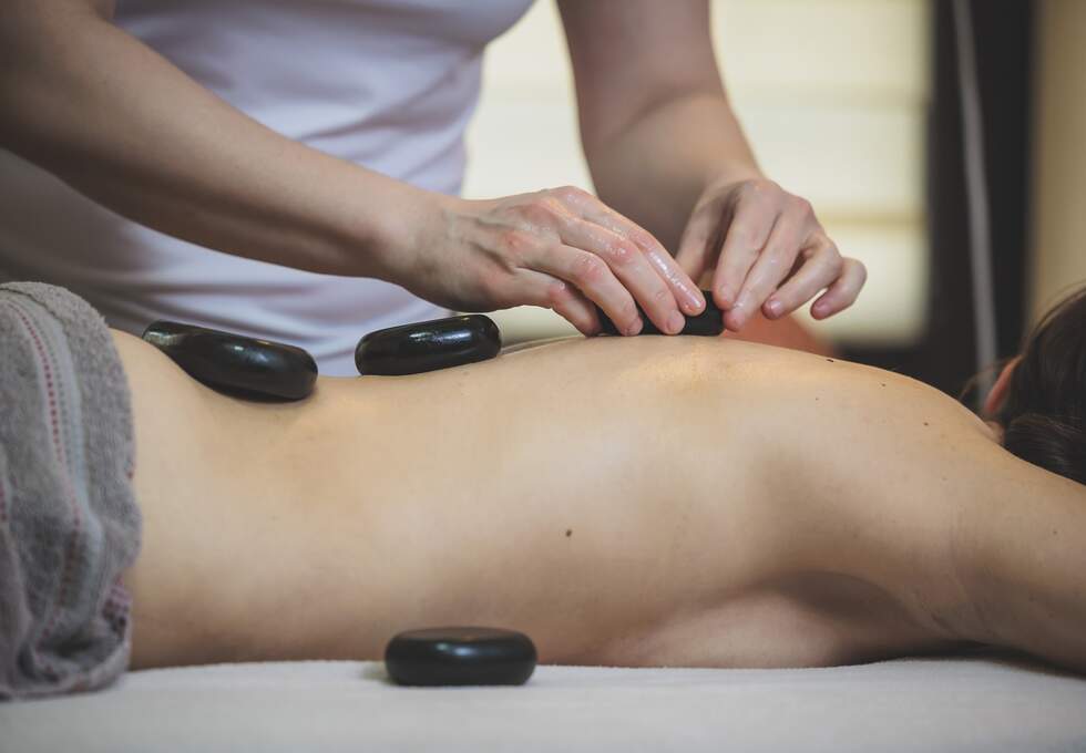 Masaż gorącymi kamieniami